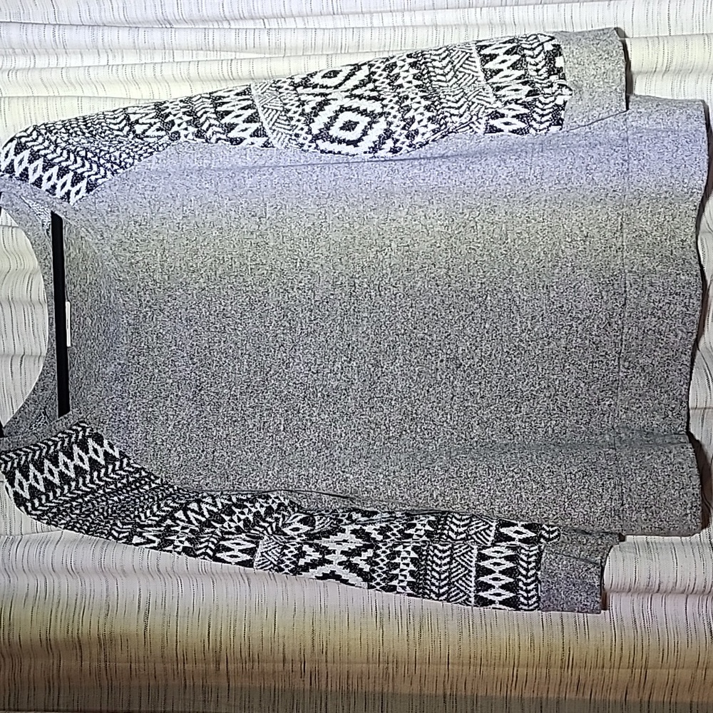 Le Lis Sweater Heather Gray Contrast Sleeve W/ Aztec Print Lightweight